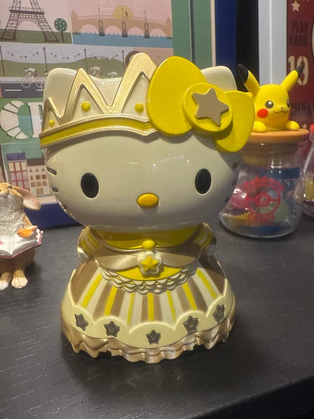 猫のキャラクター置物 王冠とリボンのドレス姿