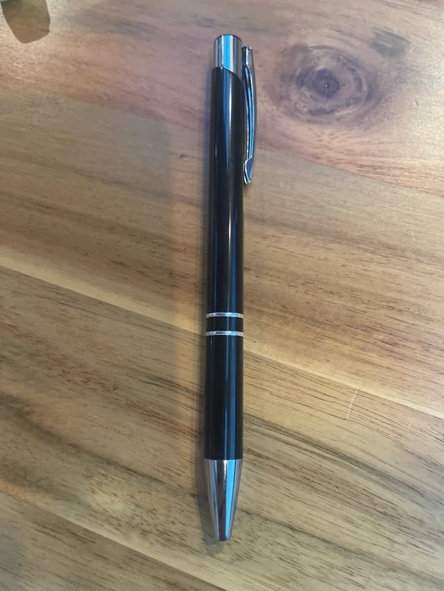ノック式ペン（黒軸・シルバー金具）
